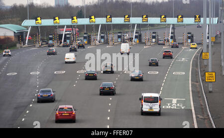 Grande Wyrley, Staffordshire, Regno Unito. 12 Febbraio, 2016. Caselli autostradali e il traffico oggi raffigurato sulla M6 strada a pedaggio in autostrada a grande Wyrley in Staffordshire dopo gli annunci che la M6 Toll Road possono essere messi in vendita. Credito: Rosmarino Roberts/Alamy Live News Foto Stock