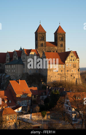 Quedlinburg Castle Hill con le sue guglie di San Servatius Chiesa Foto Stock