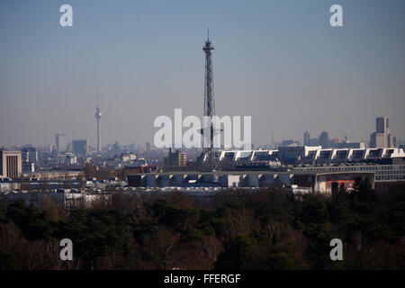 Die Skyline Berline mit Funkturm und Fernsehturm vom Teufelsberg aus gesehen. Foto Stock