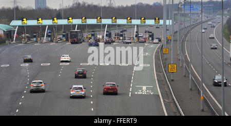 Grande Wyrley, Staffordshire, Regno Unito. 12 Febbraio, 2016. Caselli autostradali e il traffico oggi raffigurato sulla M6 strada a pedaggio in autostrada a grande Wyrley in Staffordshire dopo gli annunci che la M6 Toll Road possono essere messi in vendita. Credito: Rosmarino Roberts/Alamy Live News Foto Stock