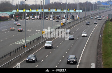 Grande Wyrley, Staffordshire, Regno Unito. 12 Febbraio, 2016. Caselli autostradali e il traffico oggi raffigurato sulla M6 strada a pedaggio in autostrada a grande Wyrley in Staffordshire dopo gli annunci che la M6 Toll Road possono essere messi in vendita. Credito: Rosmarino Roberts/Alamy Live News Foto Stock