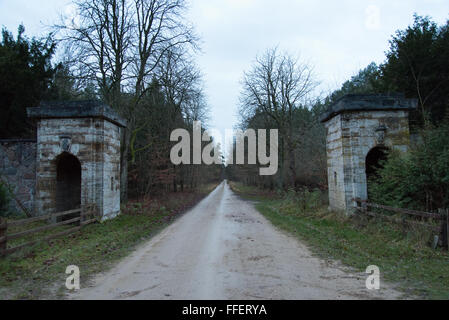 Original monumentali pilastri al cancello di ingresso a Carinhall, la tenuta di campagna del leader nazista Hermann Goering Foto Stock