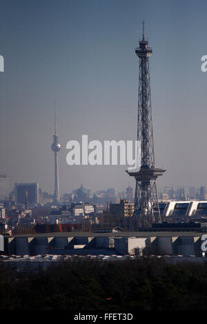 Die Skyline Berline mit Funkturm und Fernsehturm vom Teufelsberg aus gesehen. Foto Stock