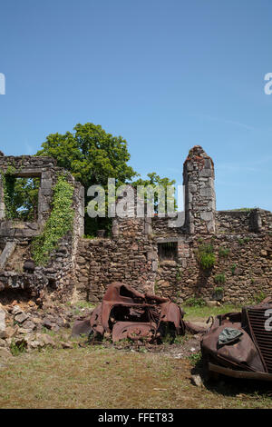 Arrugginimento automobili abbandonate nel villaggio di Oradour sur Glane, Haute Vienne, Francia Foto Stock