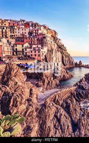 Manarola village sulla scogliera di rocce e mare al tramonto., Seascape in cinque terre, il Parco Nazionale delle Cinque Terre Liguria Italia Europa. Foto Stock