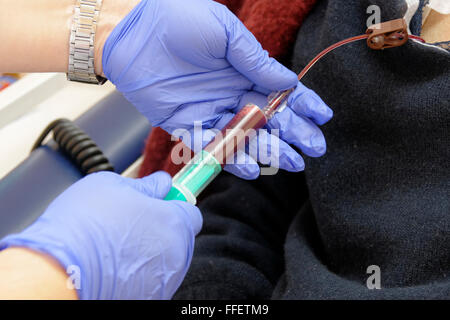 Essendo il sangue prelevato da un paziente di connessione della porta Foto Stock