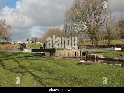 Inverni luminoso giorno sulle serrature a Johnson poggi sul Leeds e Liverpool canal in Lancashire. Foto Stock