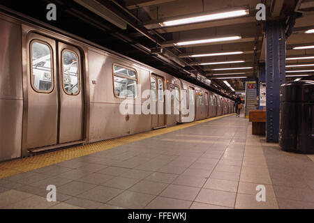 La città di New York C metropolitana treno tira in Canal Street Station. Foto Stock