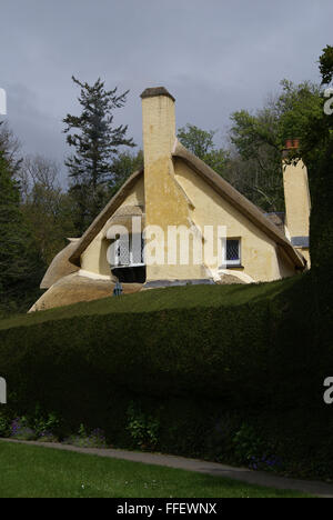 Con il tetto di paglia gable end del vecchio cottage inglese, mostrando camino Foto Stock