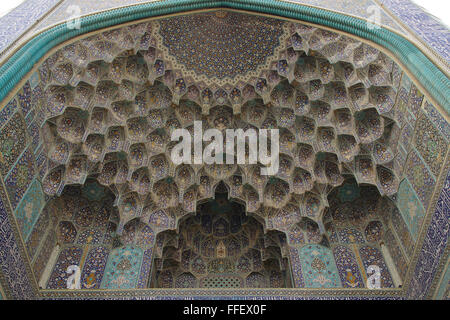 Massimale di stalattite del cancello di ingresso di Imam moschea (Moschea Shah) in Isfahan, Iran Foto Stock