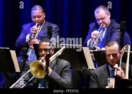 Brno, Repubblica Ceca. 12 Feb, 2016. Noi trombettista jazz Wynton Marsalis esegue con la musica Jazz presso il Lincoln Center Orchestra durante il JazzFest a Brno, in Repubblica ceca, 12 febbraio 2016. © Vaclav Salek/CTK foto/Alamy Live News Foto Stock