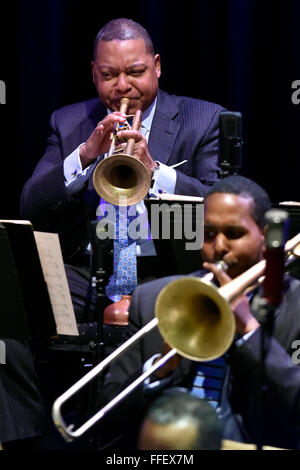 Brno, Repubblica Ceca. 12 Feb, 2016. Noi trombettista jazz Wynton Marsalis esegue con la musica Jazz presso il Lincoln Center Orchestra durante il JazzFest a Brno, in Repubblica ceca, 12 febbraio 2016. © Vaclav Salek/CTK foto/Alamy Live News Foto Stock