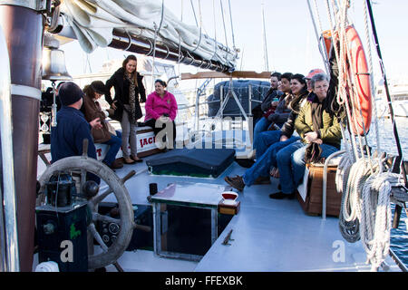 Una scena con i visitatori a bordo della nave escursione Schooner libertà durante una vela di Matanzas Baia, Sant'Agostino, FL Foto Stock