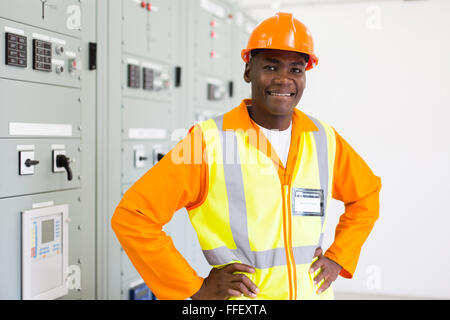 Fiducioso elettricista africani in piedi in power plant sala di controllo Foto Stock