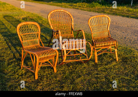 Vimini mobili artigianali in attesa esterna per nessuno potrebbe rilassarsi in serata estiva Foto Stock