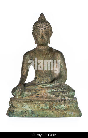 Vecchio bronzo Buddha isolato su sfondo bianco Foto Stock