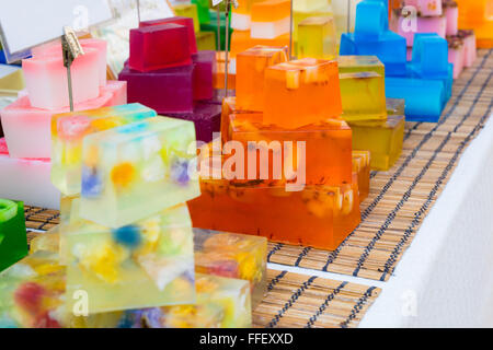 Colorato fatto a mano saponette su un mercato in stallo Foto Stock
