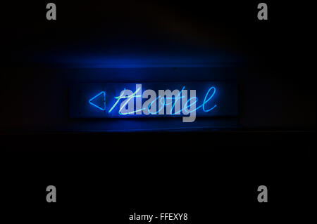 Neon blu segno con una freccia dicendo: hotel Foto Stock