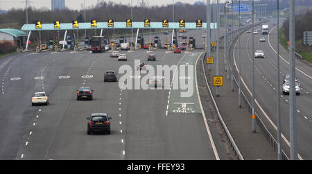 La M6 TOLL ROAD CON PAGAMENTO PLAZA/stand presso il Great WYRLEY VICINO A CANNOCK STAFFORDSHIRE RI pedaggi strade a pagamento la congestione di automobili Foto Stock