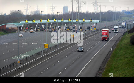 La M6 TOLL ROAD CON PAGAMENTO PLAZA/stand presso il Great WYRLEY VICINO A CANNOCK STAFFORDSHIRE RI pedaggi strade a pagamento la congestione di automobili Foto Stock