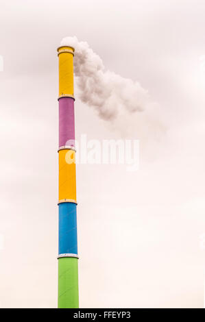 Camino multicolore di un edificio industriale di espellere il fumo Foto Stock