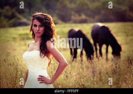 Sposa vintage. Stile antico foto con la giovane sposa in natura. Foto Stock