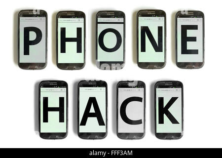 Phone Hack scritto sullo schermo di smartphone fotografati contro uno sfondo bianco. Foto Stock