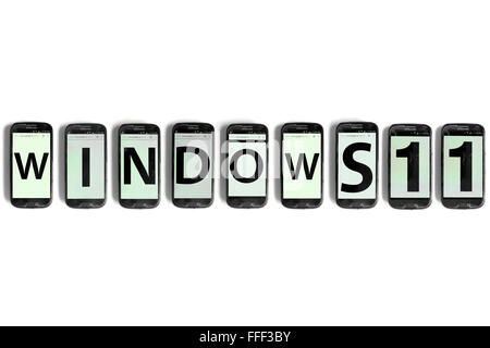 Windows 11 scritto sugli schermi di smartphone fotografati contro uno sfondo bianco. Foto Stock