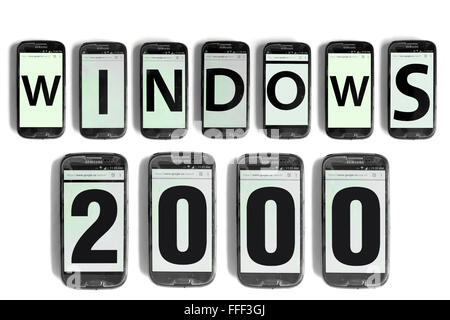 Windows 2000 scritto su schermi di smartphone fotografati contro uno sfondo bianco. Foto Stock