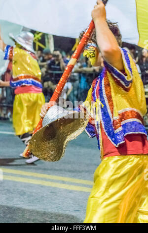 MONTEVIDEO, Uruguay, Gennaio - 2016 - costume uomo marciato e portante una bandiera in parata inaugurale del carnevale di Montevide Foto Stock