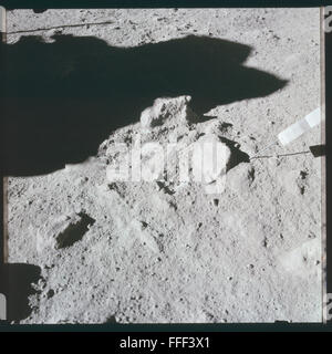 L'archivio fotografico dell'Apollo 15 offre immagini inedite della missione, che includevano attività di astronauti come l'attività extra-veicolare (EVA) sulla superficie della Luna. Gli astronauti dell'Apollo 15 David Scott, James Irwin e Alfred Worden esplorarono Mare Imbrium e Hadley rille utilizzando il Lunar Roving Vehicle (LRV), avanzando ulteriormente l'esplorazione della Luna durante la corsa allo spazio. Foto Stock