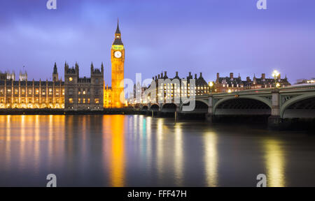 Westminster al tramonto in un giorno nuvoloso, London, Regno Unito Foto Stock