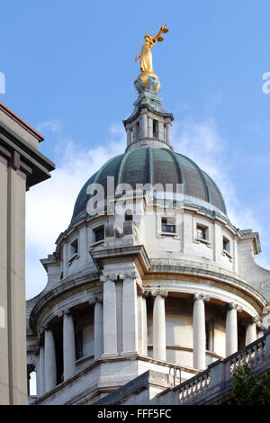 La statua dorata di 'Lady giustizia" nella parte superiore della cupola della centrale di Corte Penale, noto come il vecchio Bailey, a Londra. Foto Stock