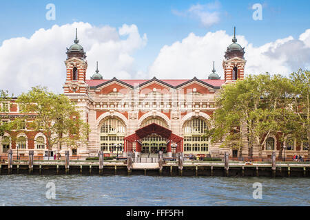 NEW YORK CITY - Agosto 19, 2015: vista esterna del centro storico di Ellis Island Museo di immigrati Foto Stock