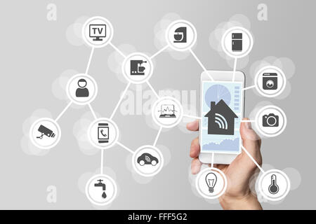 Sistema di automazione intelligente concetto illustrato da moderne smart phone per monitorare oggetti smart. Foto Stock