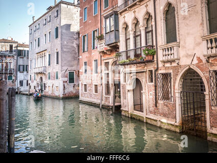 Venezia, Italia - 28 giugno 2015: Bella stretto canale e turisti in una gondola a Venezia, Italia Foto Stock