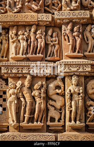 Sculture su Adinath tempio Jain, Khajuraho Foto Stock