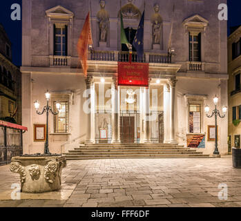 Venezia, Italia - 29 Maggio 2015: accesa al Teatro La Fenice di notte a Venezia, Italia Foto Stock