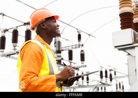 Africa maschio elettrico nella sottostazione Foto Stock