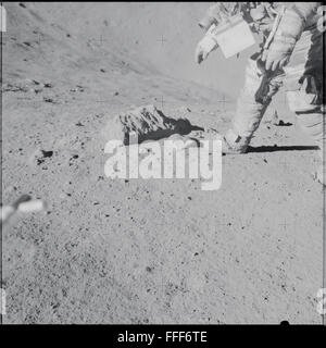 Questo archivio contiene fotografie inedite della missione Apollo 15, che comprendeva gli astronauti David Scott, James Irwin e Alfred M. Worden che esploravano Hadley rille e Mare Imbrium della Luna. Usarono anche il veicolo Lunar Roving durante le loro attività extra-veicolari (EVA) sulla superficie lunare. Foto Stock