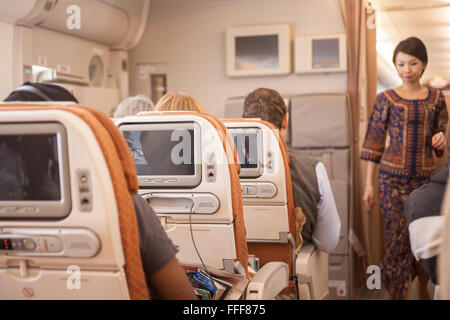 Cabina di un380 double decker Singapore Airlines Airbus all'Aeroporto Changi di Singapore, lasciando per Londra.femmina, Donna,volo,attendant,staff,giovane, Foto Stock