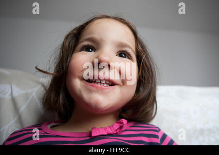 La speranza di tre anni bambina. Ritratto in interni Foto Stock