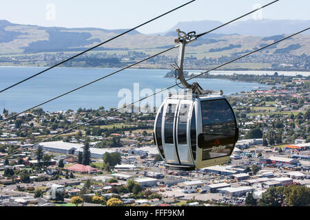 Skyline ovovia funivia a picco a Rotorua,con vedute del Lago Rotorua e città,l'isola nord,Nuova Zelanda. Foto Stock