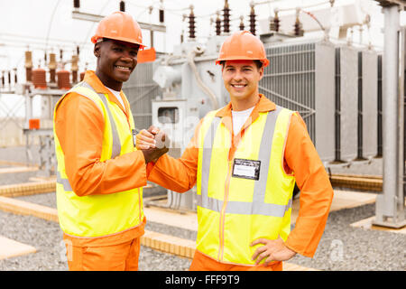 Ritratto di ingegneri elettrici lavorando insieme nella sottostazione Foto Stock