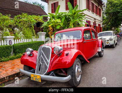 Repubblica democratica popolare del Laos, Luang Prabang, vintage Citroen Avant trazione e un 1950s Mercedes Benz a Sakkaline Road Foto Stock