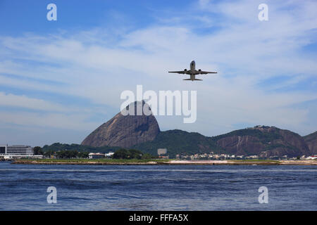 In aereo atterrando all'aeroporto Aeroporto Santos Dumont di Rio de Janeiro in Brasile. Sullo sfondo il Monte Sugarloaf, Pao d Foto Stock