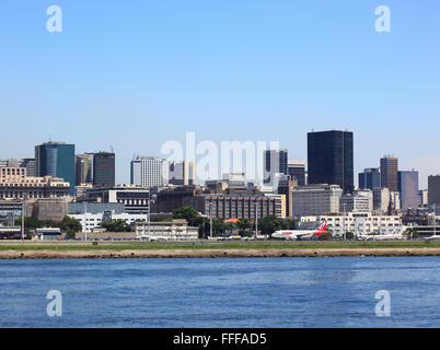 Quartiere Centro visto dalla Baia de Guanabara infront l'Aeroporto Aeroporto Santos Dumont, Rio de Janeiro, Brasile Foto Stock