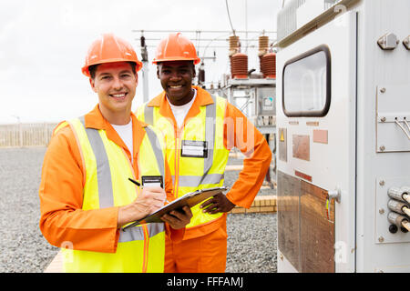 Ritratto maschile di ingegneri che lavorano insieme nella sottostazione elettrica Foto Stock