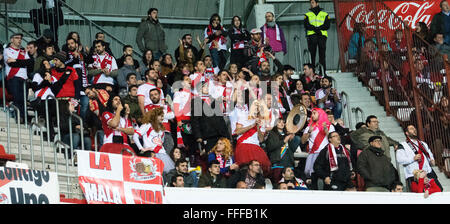 Gijon, Spagna. 12 Febbraio, 2016. Rayo Vallecano dei sostenitori di incoraggiare la loro squadra durante la partita di calcio di spagnolo "La Liga " tra Real Sporting de Gijón e Rayo Vallecano de Madrid, ha suonato in occasione di Molinón Stadium il 12 febbraio 2016 a Gijon, Spagna. Credito: David Gato/Alamy Live News Foto Stock