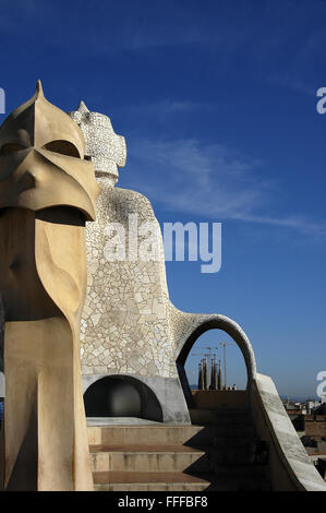 Faccia i camini di forma su Gaudi Casa Pedrera Foto Stock